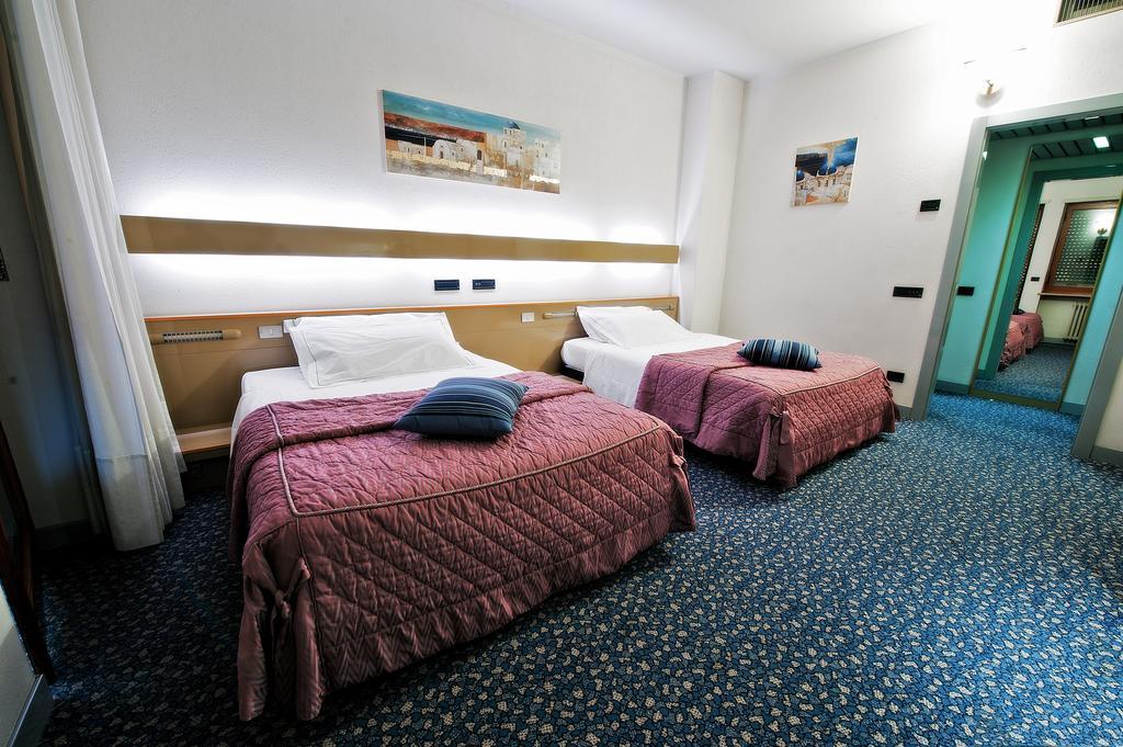 Hotel Michelangelo Biella Rum bild