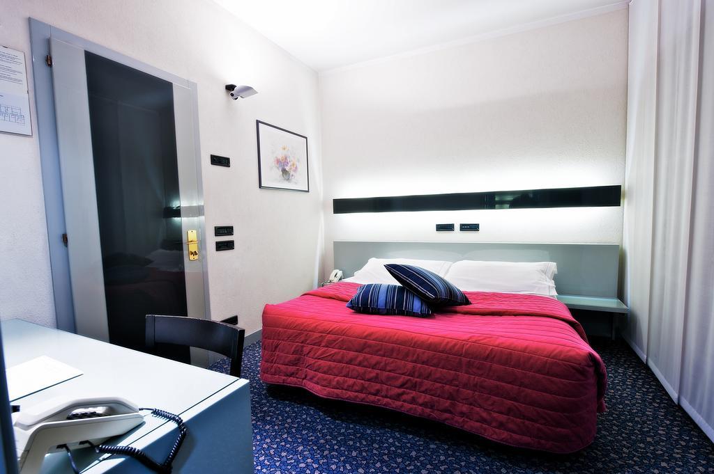 Hotel Michelangelo Biella Rum bild