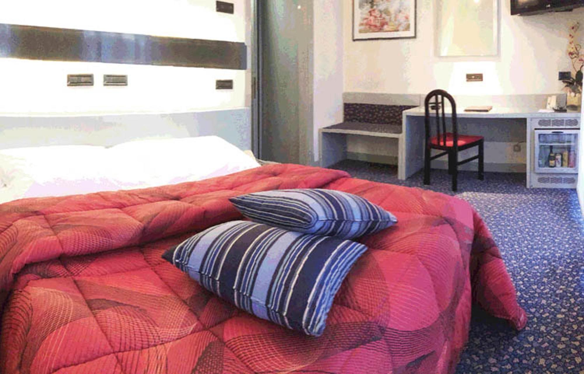 Hotel Michelangelo Biella Rum bild