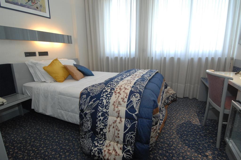 Hotel Michelangelo Biella Rum bild